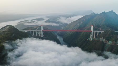 (miniature) Photo aérienne prise le 28 mars 2022 du grand pont de Yangbaoshan de l'autoroute Guiyang-Huangping