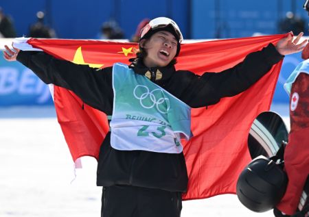 (miniature) Le snowboardeur chinois Su Yiming célèbre sa victoire après la finale de big air des Jeux olympiques d'hiver de Beijing 2022