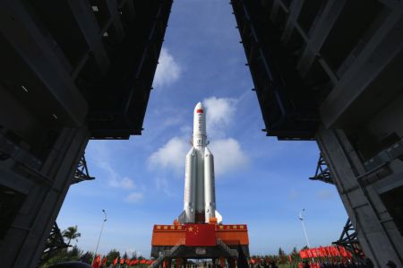 (miniature) Photo de la combinaison du module laboratoire Wentian de la station spatiale chinoise et d'une fusée porteuse Longue Marche-5B Y3 en cours de transfert