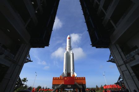 (miniature) Photo de la combinaison du module laboratoire Wentian de la station spatiale chinoise et d'une fus&eacute;e porteuse Longue Marche-5B Y3 en cours de transfert