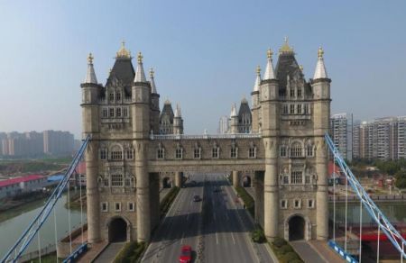 (miniature) Le Tower Bridge de Londres copié à Suzhou en Chine