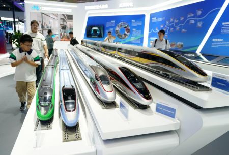 (miniature) Des visiteurs observent des modèles de train lors de la 26e édition de l'Exposition internationale de haute technologie de Chine