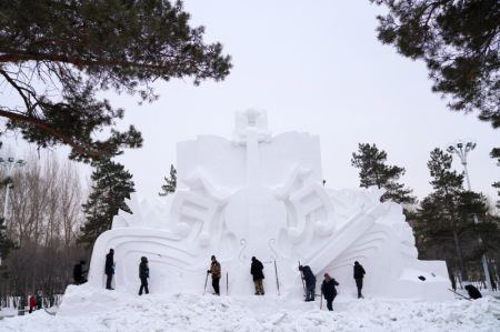 (miniature) Des sculpteurs travaillent sur une oeuvre d'art sur le site de la 33e Exposition internationale d'art de sculpture sur neige de l'île du Soleil à Harbin
