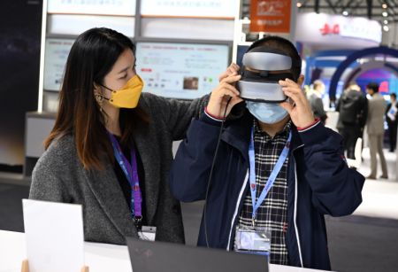 (miniature) Un visiteur essaie un produit lors de la Conférence mondiale sur les circuits intégrés 2022 à Hefei
