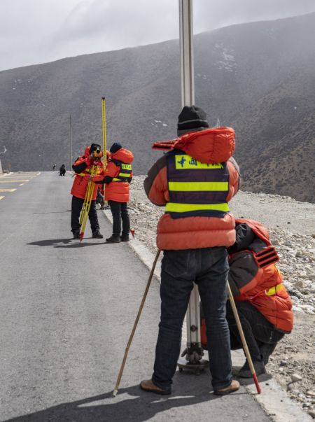 (miniature) Des membres de l'équipe de mesure procèdent au nivellement dans le district de Tingri de la région autonome du Tibet