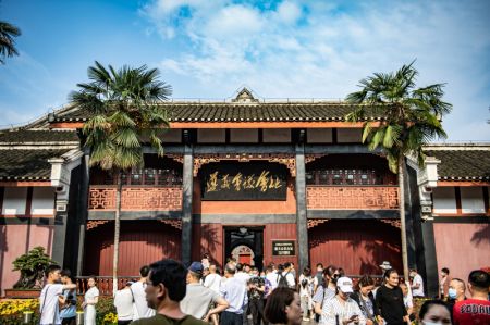 (miniature) Des touristes visitent le site de la réunion de Zunyi