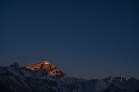 (miniature) Photo du mont Qomolangma au coucher du soleil