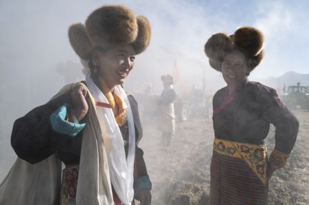 (miniature) Des villageois lors d'une cérémonie marquant le début du labour printanier dans le village de Carbanang
