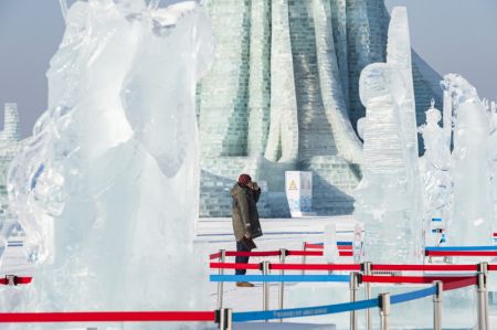 (miniature) Photo de sculptures de glace dans le parc thématique du Monde de glace et de neige de Harbin