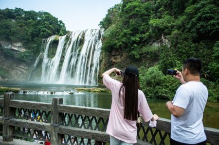 (miniature) Des touristes visitent les chutes Huangguoshu à Anshun