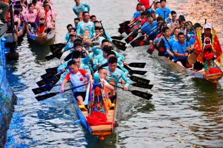 (miniature) Des personnes participent à une course nocturne de bateaux-dragons pour célébrer la fête des Bateaux-Dragons