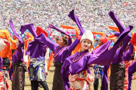 (miniature) Des danseuses donnent un spectacle lors d'une célébration du 70e anniversaire de la création de la préfecture autonome tibétaine de Gannan