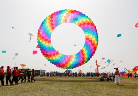 (miniature) Des personnes participent au 40e Festival international du cerf-volant de Weifang