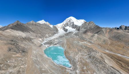 (miniature) Photo aérienne d'un lac glacé et du mont Qungmknag