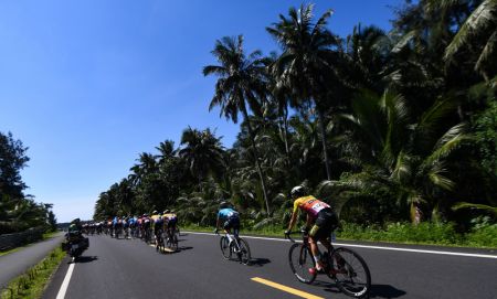 (miniature) Des cyclistes lors de la première journée du 15e Tour cycliste de l'île de Hainan à Qionghai