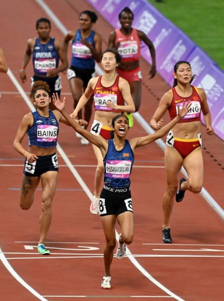 (miniature) Des athlètes lors de la finale du 800m femmes aux 19es Jeux asiatiques à Hangzhou