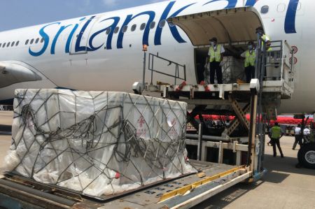 (miniature) Des employés déchargent les vaccins Sinopharm COVID-19 à l'Aéroport international de Bandaranaike à Colombo