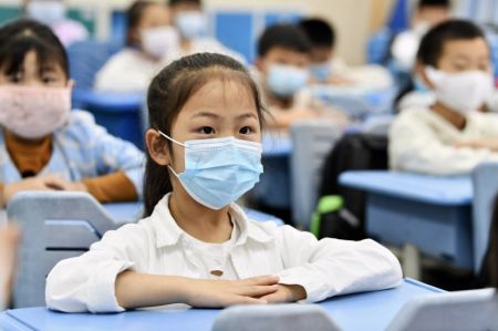 (miniature) Des élèves assistent à un cours dans une école primaire de Guiyang