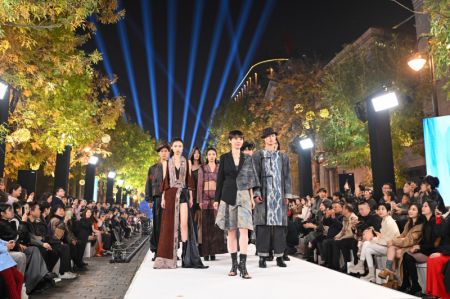 (miniature) Des mannequins présentent des créations lors d'un défilé de mode dans le quartier historique et culturel de la Route du Nord de Jiefang