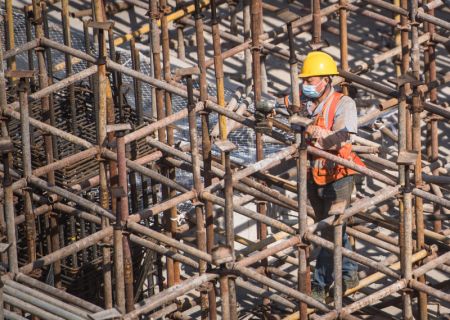 (miniature) Un ouvrier sur le chantier du complexe immobilier de Joy City à Wuhan
