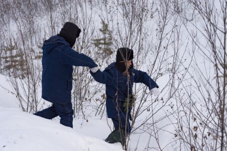 (miniature) Des &eacute;lectriciens patrouillent dans une for&ecirc;t &agrave; Mohe