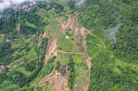 (miniature) Photo aérienne d'un site de glissement de terrain survenu dans le village de Liujing dans l'arrondissement de Wulong de la municipalité de Chongqing (sud-ouest de la Chine)