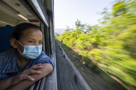(miniature) Une élève prend le train 5633 pour aller à l'école dans la province du Sichuan (sud-ouest de la Chine)