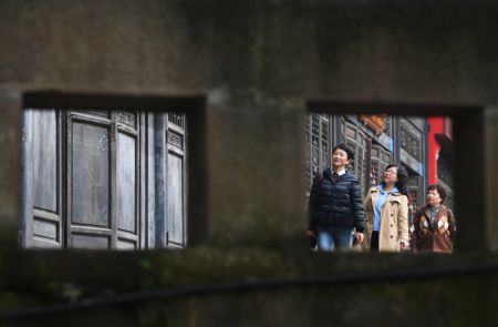 (miniature) Des touristes visitent la vieille ville de Shuangjiang