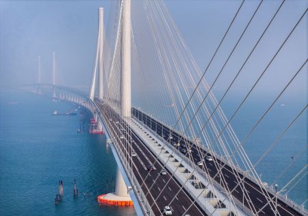 (miniature) Photo aérienne de véhicules circulant sur le pont du Canal maritime de Huangmao