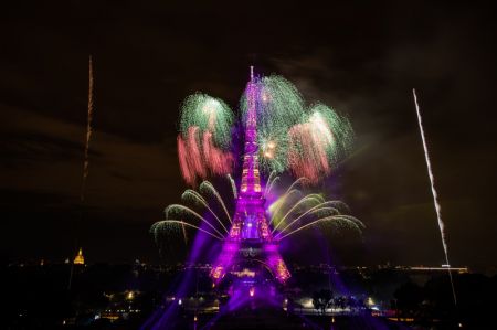 (miniature) Feux d'artifice près de la tour Eiffel