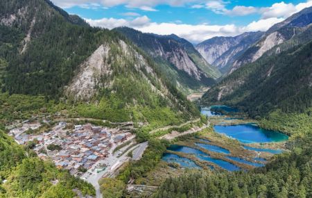 (miniature) Paysage automnal d'un village et des lacs voisins dans le site touristique de Jiuzhaigou