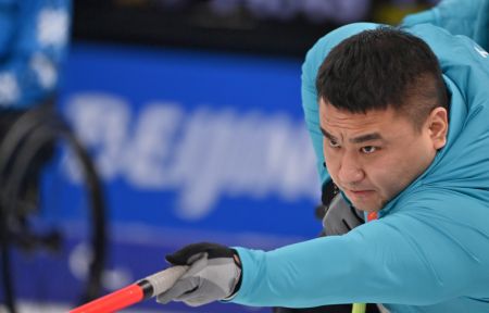 (miniature) Le Chinois Wang Haitao participe à l'épreuve de curling en fauteuil roulant entre la Chine et la Slovaquie