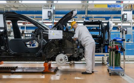 (miniature) Un ouvrier travaille sur une chaîne de montage de la société Dongfeng Motor Corporation