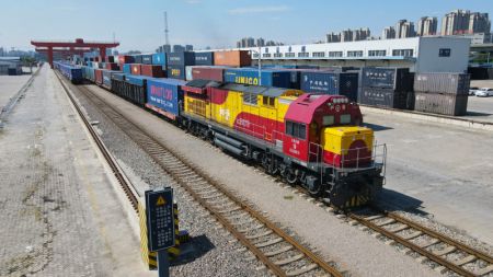 (miniature) Un train de fret Chine-Europe attend son départ à la base logistique de la gare du nord de Hefei