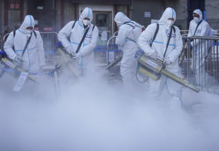 (miniature) Des employ&eacute;s d&eacute;sinfectent la place de la gare de Tonghua