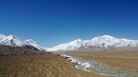 (miniature) Photo aérienne des montagnes enneigées dans le bourg de Dangchengwan du district autonome mongol de Subei