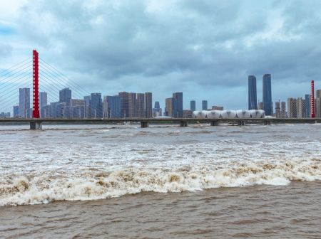 (miniature) Photo aérienne de vagues causées par le mascaret du fleuve Qiantang