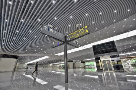 (miniature) Une photo prise le 27 septembre 2020 montre l'arrêt de la ville d'exposition internationale de Chine d'ouest le long de la ligne 18 du système de métro à Chengdu