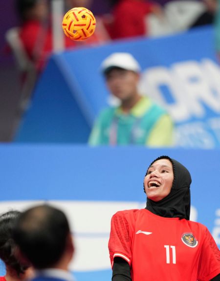 (miniature) L'Indonésienne Fitra Siu lors du match de qualification par équipe femmes de sepak takraw entre le Japon et l'Indonésie