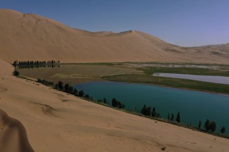 (miniature) Photo aérienne prise le 30 mai 2020 d'un lac dans le désert de Badain Jaran