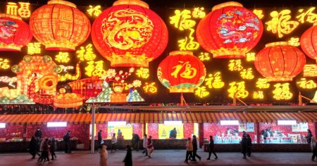 (miniature) Des gens visitent un spectacle de lanternes pour célébrer la prochaine fête du Printemps à Tangshan