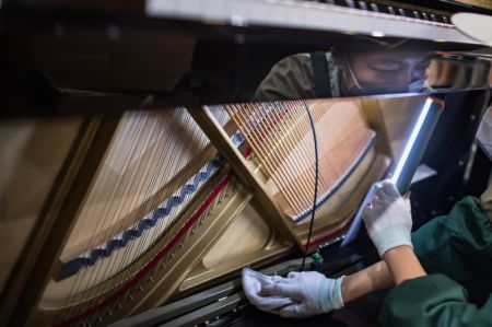 (miniature) Un ouvrier dans une fabrique de pianos de Parsons Music Corporation