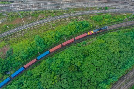 (miniature) Photo aérienne d'un train de fret Chine-Laos au départ d'une gare de la municipalité de Chongqing