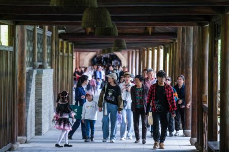 (miniature) Des touristes visitent le Puyuan Fashion Resort