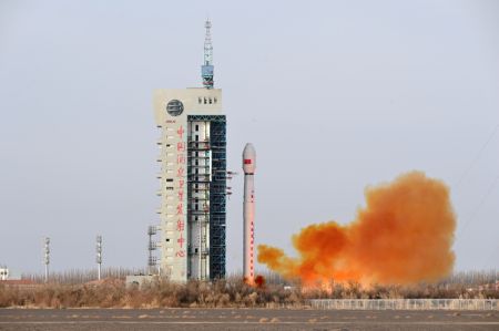 (miniature) Une fusée Longue Marche-4C transportant un nouveau satellite de télédétection de la série Yaogan-34 décolle du Centre de lancement de satellites de Jiuquan