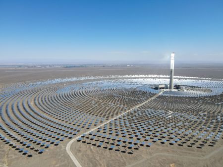 (miniature) Photo prise le 22 août 2021 d'une centrale solaire thermique dans le bourg de Nom à Hami