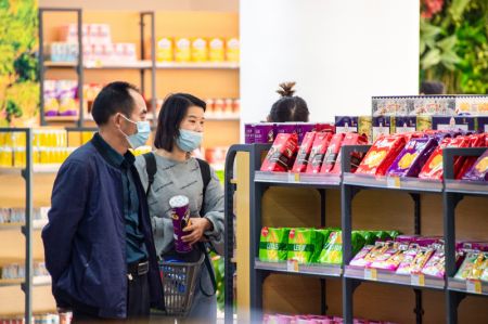 (miniature) Des visiteurs sélectionnent des produits lors de la Conférence mondiale sur le commerce numérique mondial de 2021 et de la Foire des marchandises de Wuhan (Hankoubei) à Wuhan