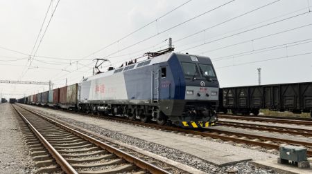 (miniature) Un train de fret intermodal rail-mer quitte la gare de l'Est du port de Qinzhou