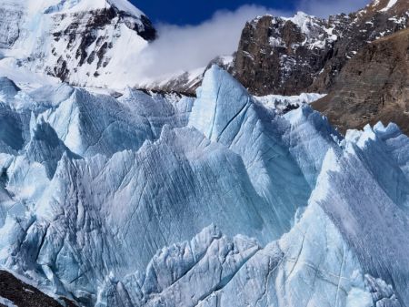 (miniature) Photo prise le 6 mai 2022 du glacier du Rongbuk au pied du mont Qomolangma