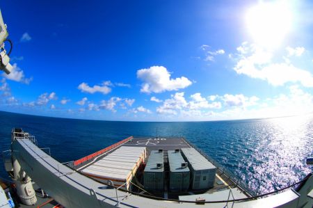 (miniature) Une flottille de la marine de l'Armée populaire de libération (APL) transportant des fournitures de secours arrive à Nuku'alofa